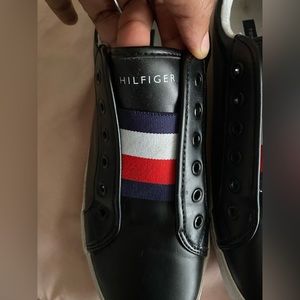 shoes brand is tommy hilfiger the size is 10 in women the color is black